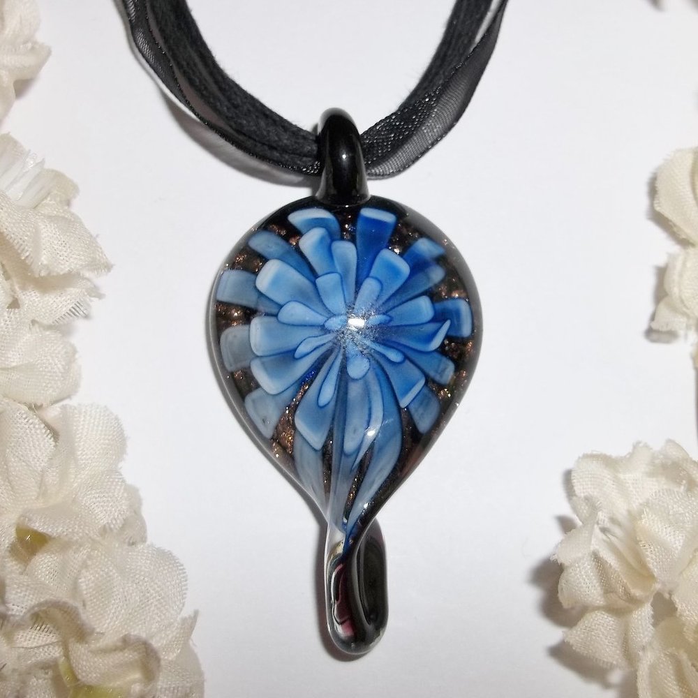 Stunning Black & Blue Glass Pendant Necklace 5384 - Picture 1 of 8
